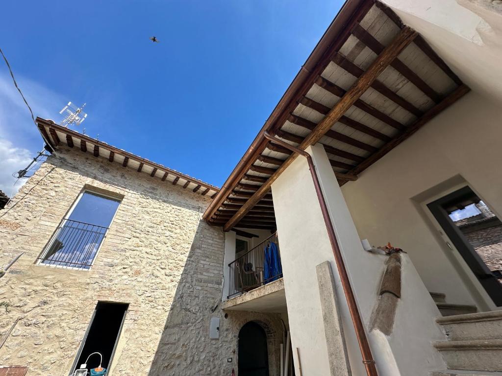 a stone building with a window and a balcony at Saint Anthony in Eggi