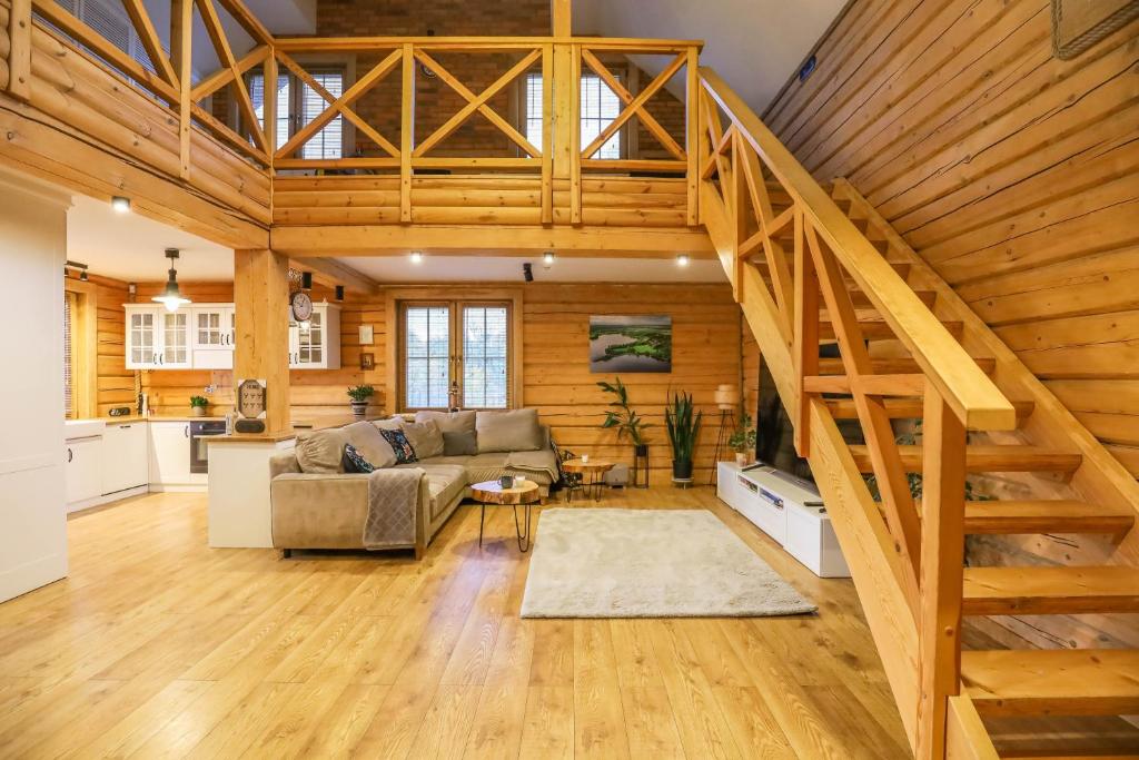un soggiorno con un divano e una scala di U Henia a Potrzanowo