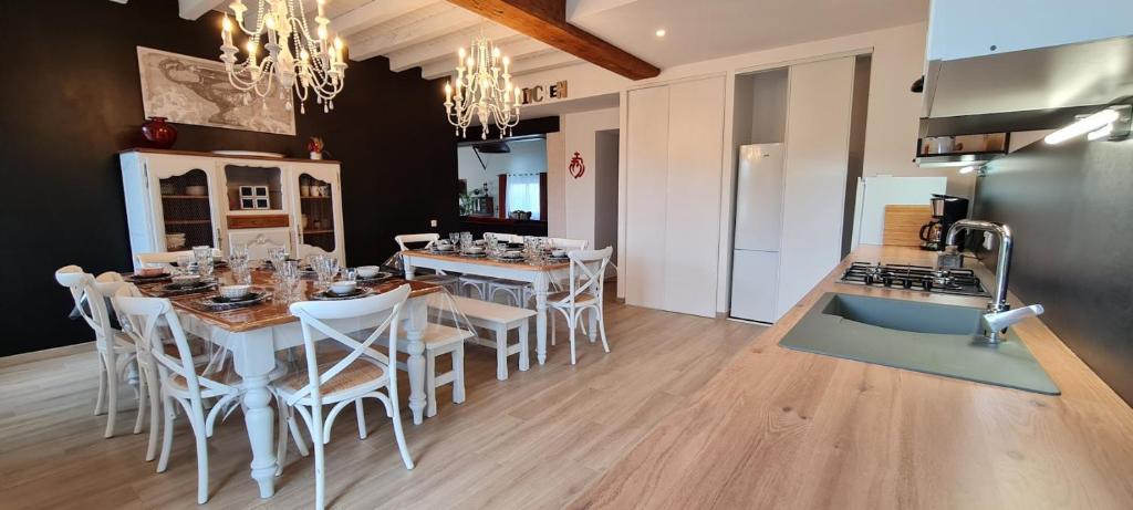 Køkken eller tekøkken på Gîte La Ferme Du Mesnil