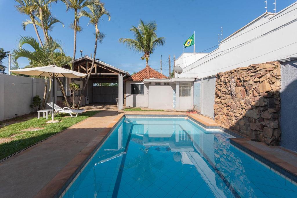 Hồ bơi trong/gần Casa com Piscina e Churrasqueira no Parque Fehr