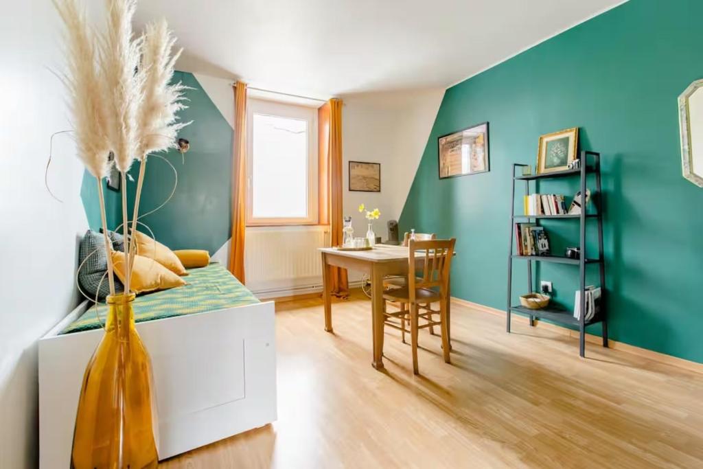 Η βιβλιοθήκη του δωματίου σε οικογενειακή κατοικία