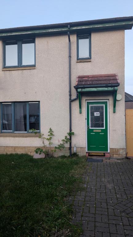 爱丁堡Casa Porcians的房子边的绿门