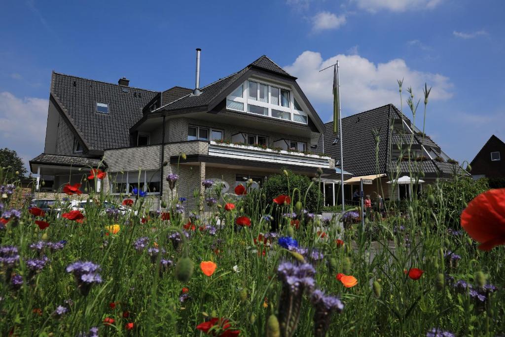 バート・ラーエルにあるPIEPers Hotel Garniの花畑の家