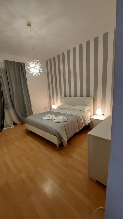 una camera da letto con un letto e un lampadario di Casa Mamus 2 a Pescara