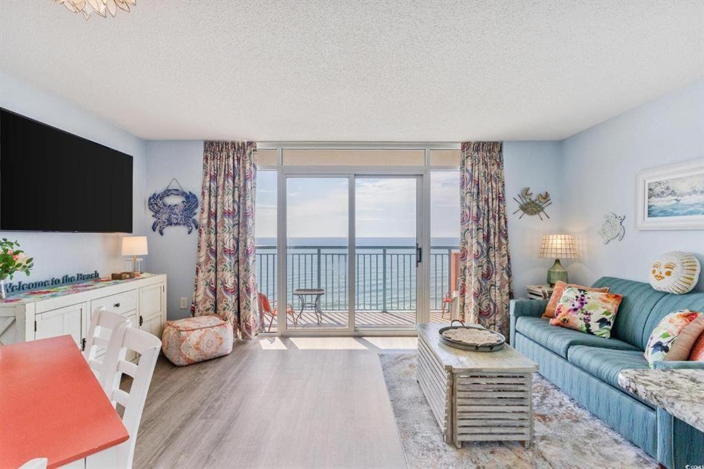 Χώρος καθιστικού στο Breathtaking Oceanfront 10th Floor 1BR! Roxanne Towers 1004