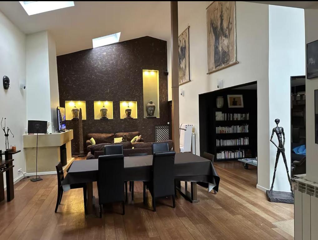 salon ze stołem i kanapą w obiekcie Chambre avec salle de bain et terrasse dans un maison chaleureuse w mieście Nanterre