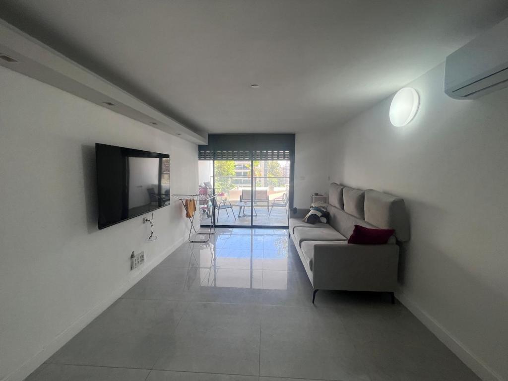 阿什杜德Ashdod big 5 Rooms for 10 people的带沙发和电视的客厅