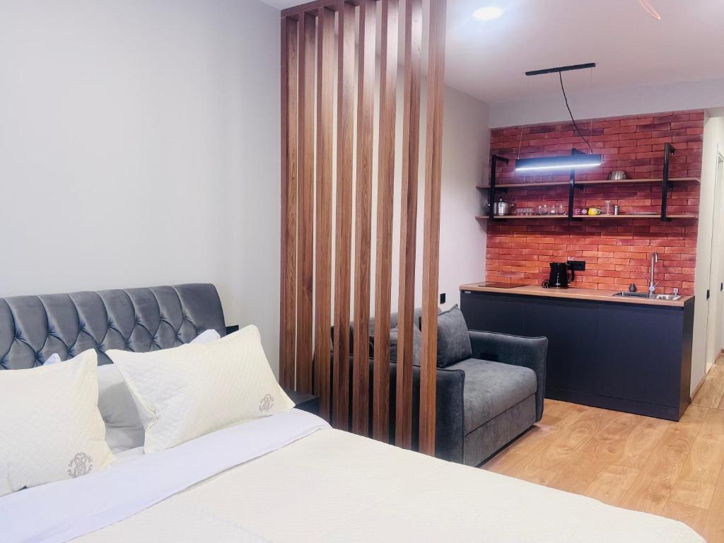 ein Schlafzimmer mit Bett, Stuhl und Schreibtisch in der Unterkunft Skyheaven, new gudauri in Gudauri