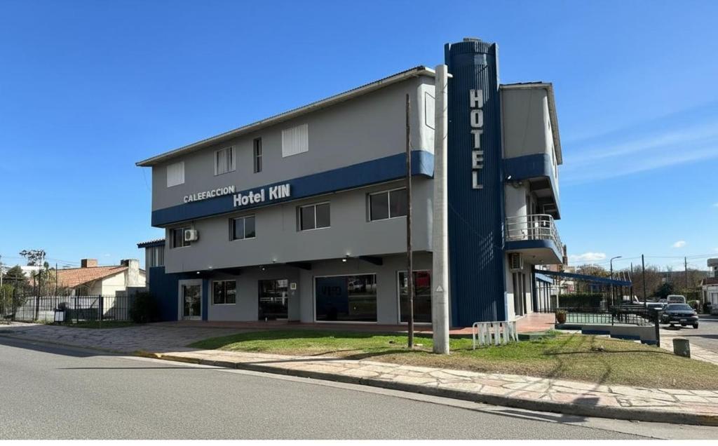 ein Gebäude mit einem Schild, das den Hotelbetrieb liest in der Unterkunft KIN Hotel in Villa Carlos Paz
