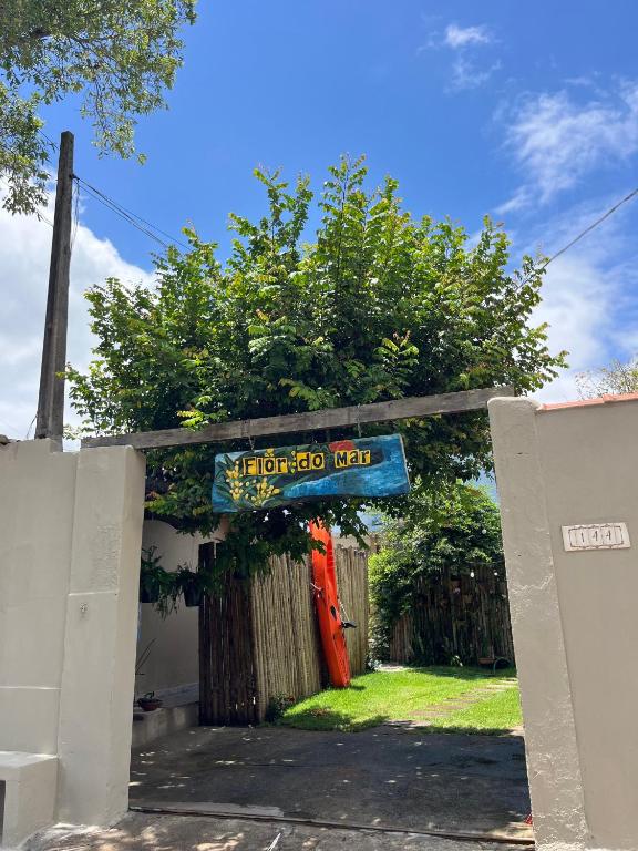a sign for a hotel that says mutation trap at Flor do Mar - Hospedaria in Santa Cruz