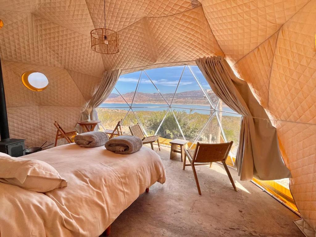 Ένα ή περισσότερα κρεβάτια σε δωμάτιο στο El Nido Domos en Potrerillos