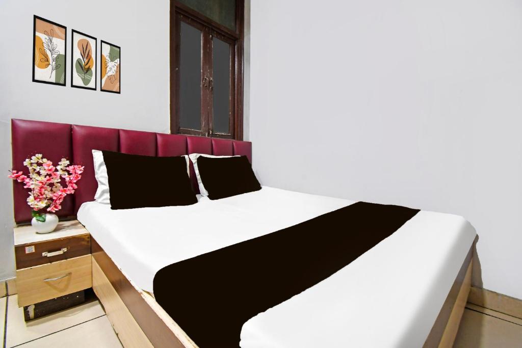 Ένα ή περισσότερα κρεβάτια σε δωμάτιο στο Hotel O Shiv Shakti