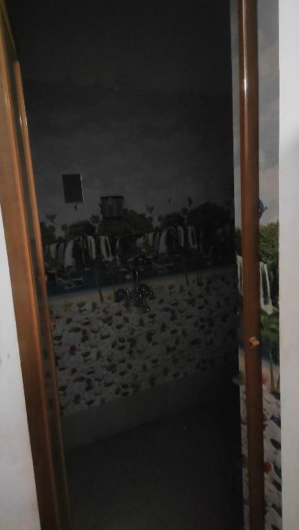 mayapurLaxmi Narasimha hotel的沙滩上自行车的倒影映在镜子里