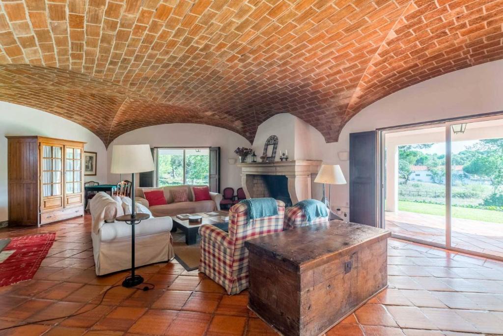 un soggiorno con divano e camino di 188 - Quinta da Sobreda a Monte da Formiga