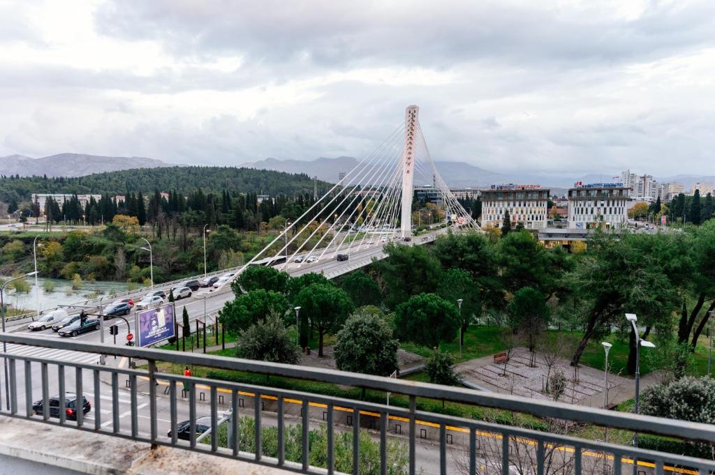 Un puente en una ciudad con coches en la carretera. en Milenijum apartman, en Podgorica