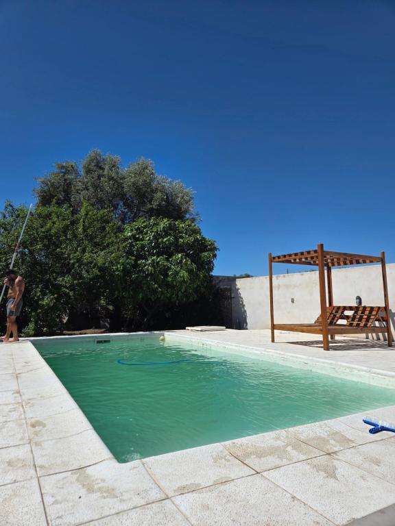 圣罗莎Las Golondrinas的女人坐在游泳池旁边