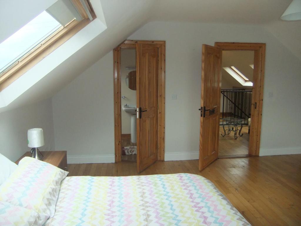 sypialnia z łóżkiem i świetlikiem w obiekcie Daleview Apartment w mieście Manorcunningham