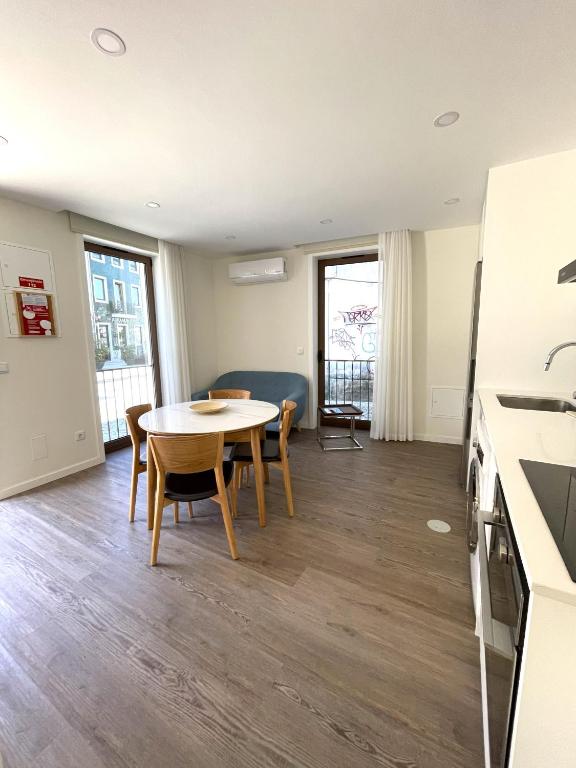 a kitchen and dining room with a table and chairs at Rabumba - Aveiro Central Lodging in Aveiro