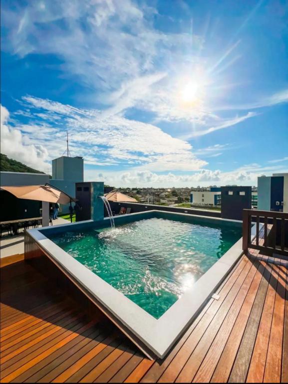 a swimming pool on the roof of a building at Bela Vista in Matinhos