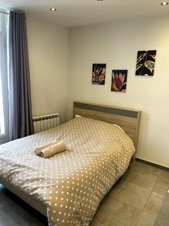 En eller flere senge i et værelse på Studio - Travail & Détente - Puy