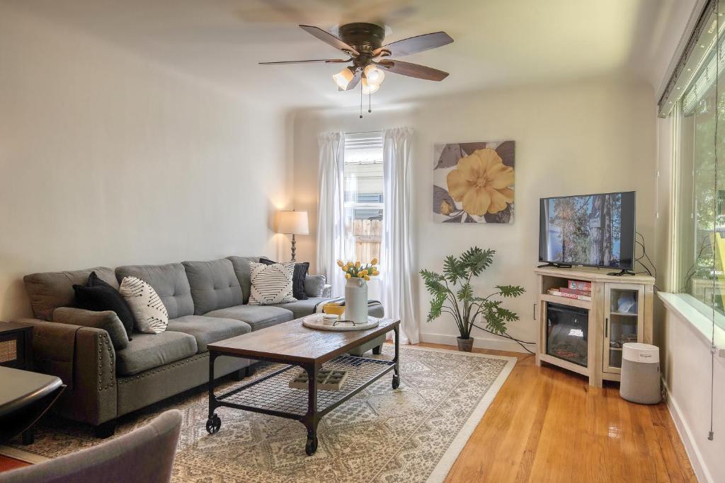 科达伦Yellow Rocker Bungalow - Feels like home!的客厅里有一张沙发和一张桌子。