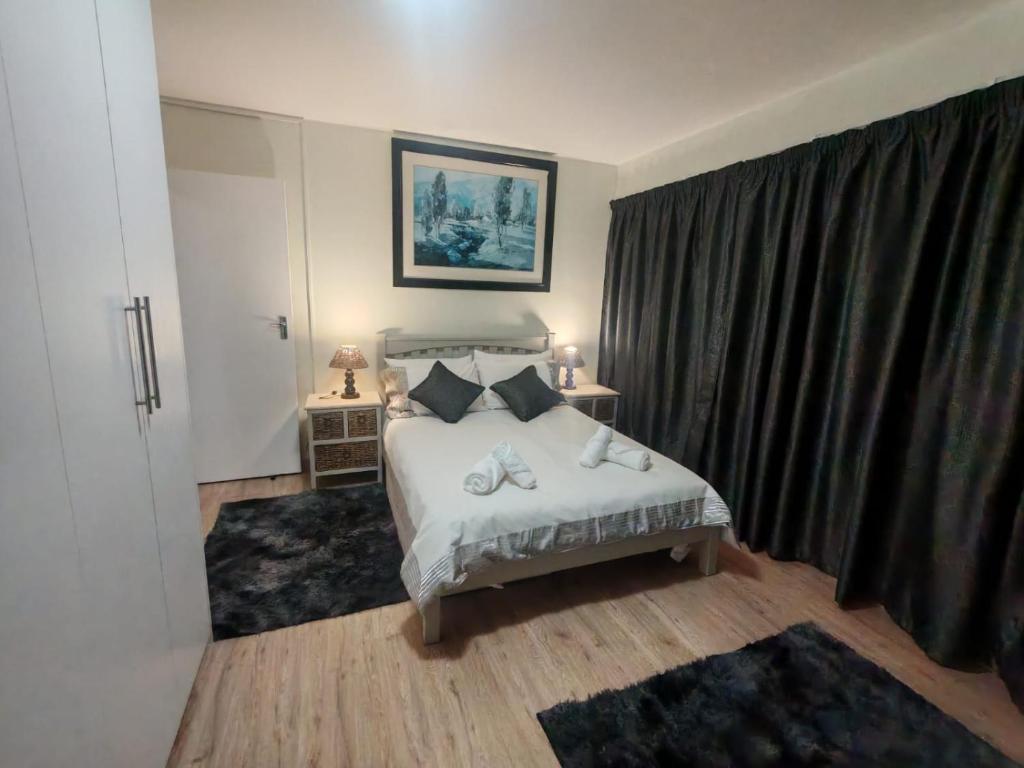 Ένα ή περισσότερα κρεβάτια σε δωμάτιο στο Central, Spacious GF Apartment, access to N1,N2,M5