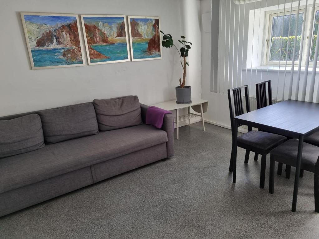 Posezení v ubytování Basement apartment north in the city