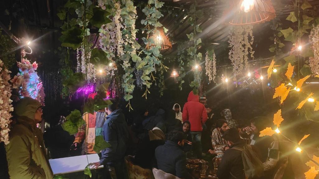 Επισκέπτες που μένουν στο MH-12 Homestays and Cafe.