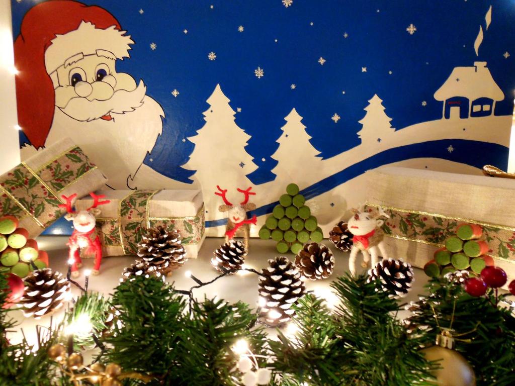 Una mesa cubierta con árboles de Navidad y regalos de Navidad. en Casa Rural Jardín del Desierto, en Tabernas