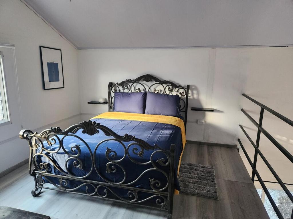 Ένα ή περισσότερα κρεβάτια σε δωμάτιο στο Cozy Guesthouse with Bathtub in Alto Boquete