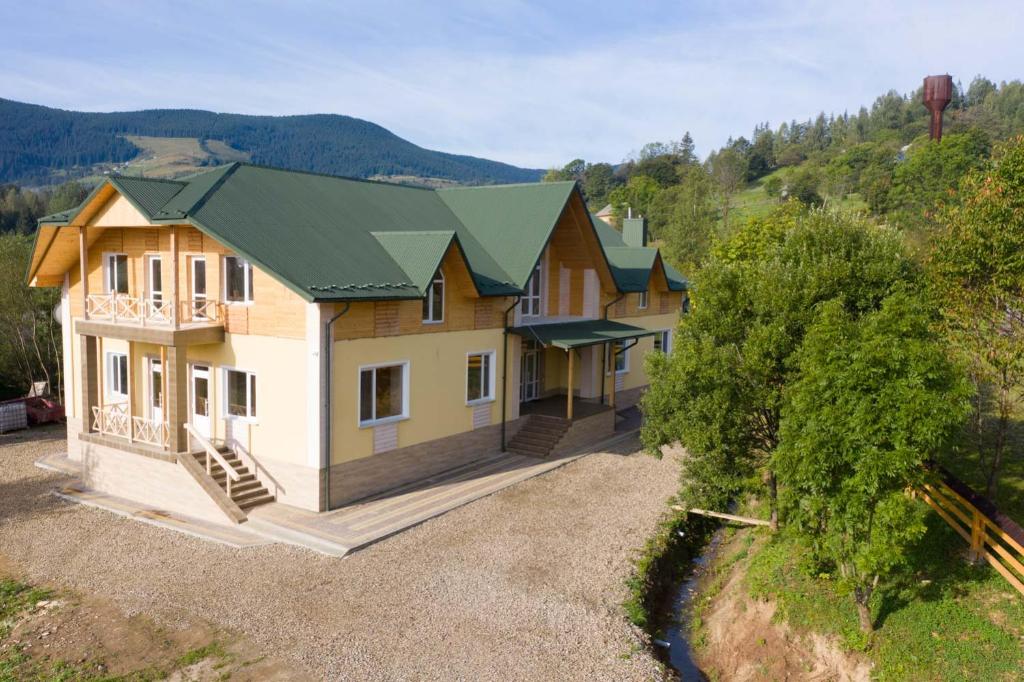 SnidavkaにあるСироварня Далекі Гориの緑屋根の家屋