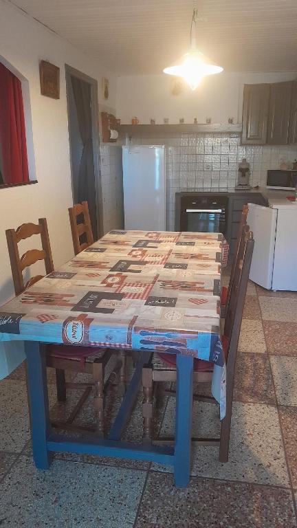 Una cocina o cocineta en Gîte LE Rebattu
