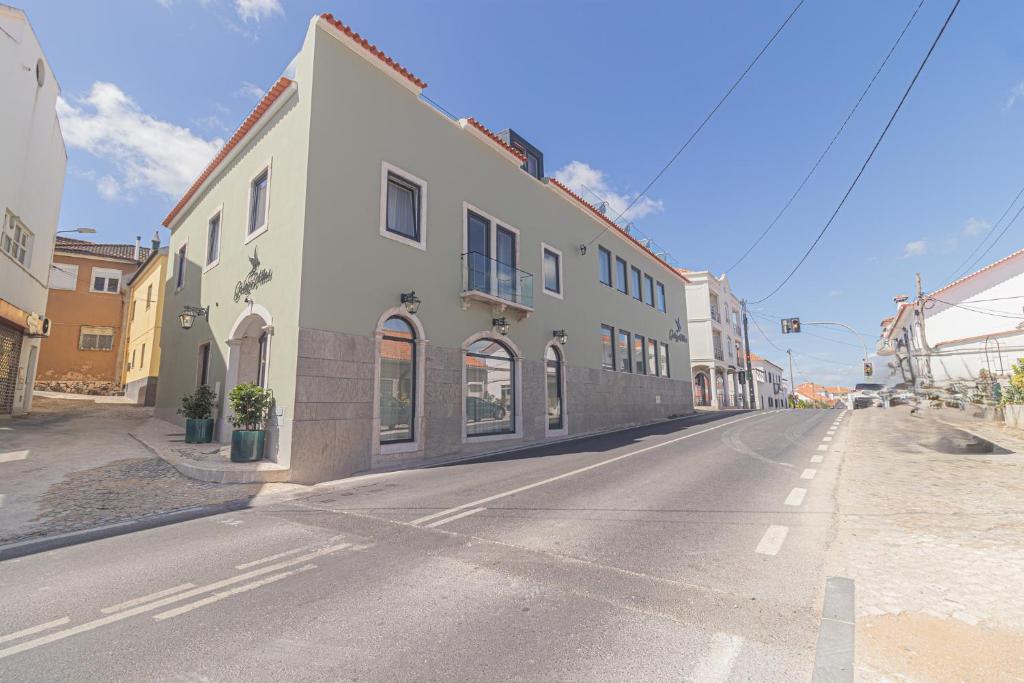 eine leere Straße mit einem Gebäude am Straßenrand in der Unterkunft Galega Villas in Milharado