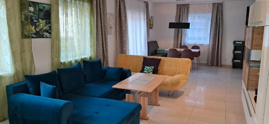 Χώρος καθιστικού στο APARTMENT Top1, 2 Schlafzimmer 3 Betten BESTROOMS eU