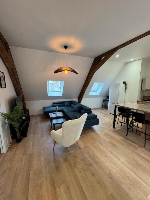 un soggiorno con un divano blu e un tavolo di Séjour authentique aux portes de la Sologne a Vierzon