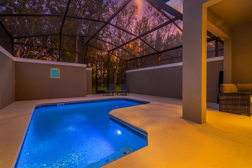 Swimmingpoolen hos eller tæt på Stylish 4BR Resort Home with Private Pool & Fun Themed Rooms Near Disney