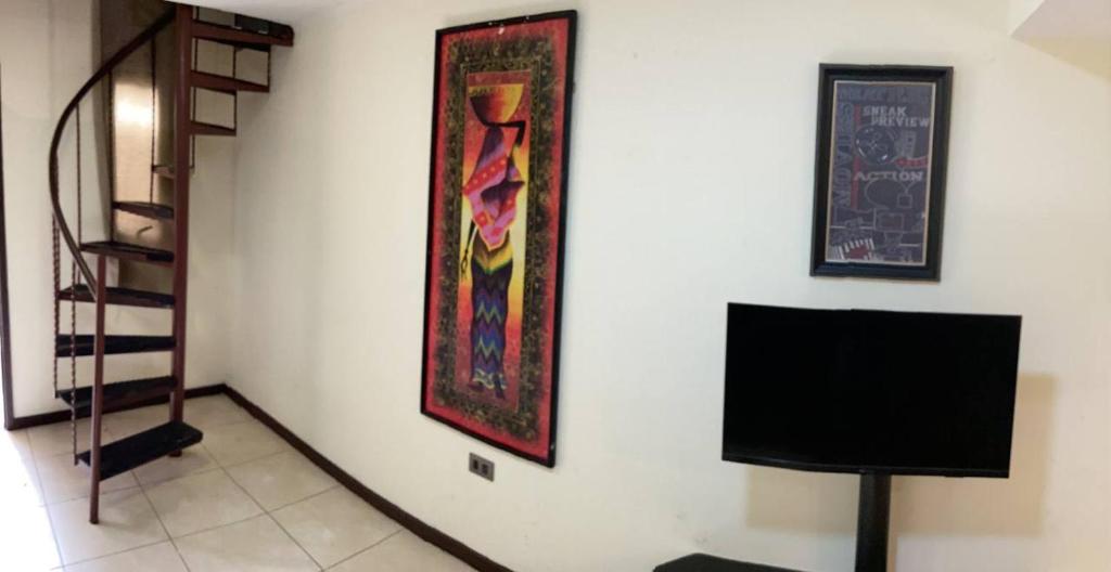 Una televisión o centro de entretenimiento en Edificio catedral