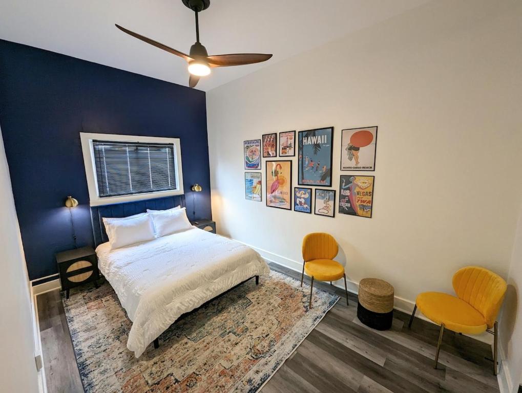 una camera da letto con un letto e due sedie di Downtown 3 Bed Loft Apartment a Delaware