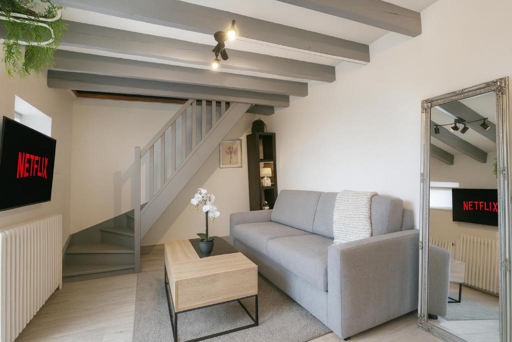 Saint-Maurice-lʼExilHome的带沙发和镜子的客厅