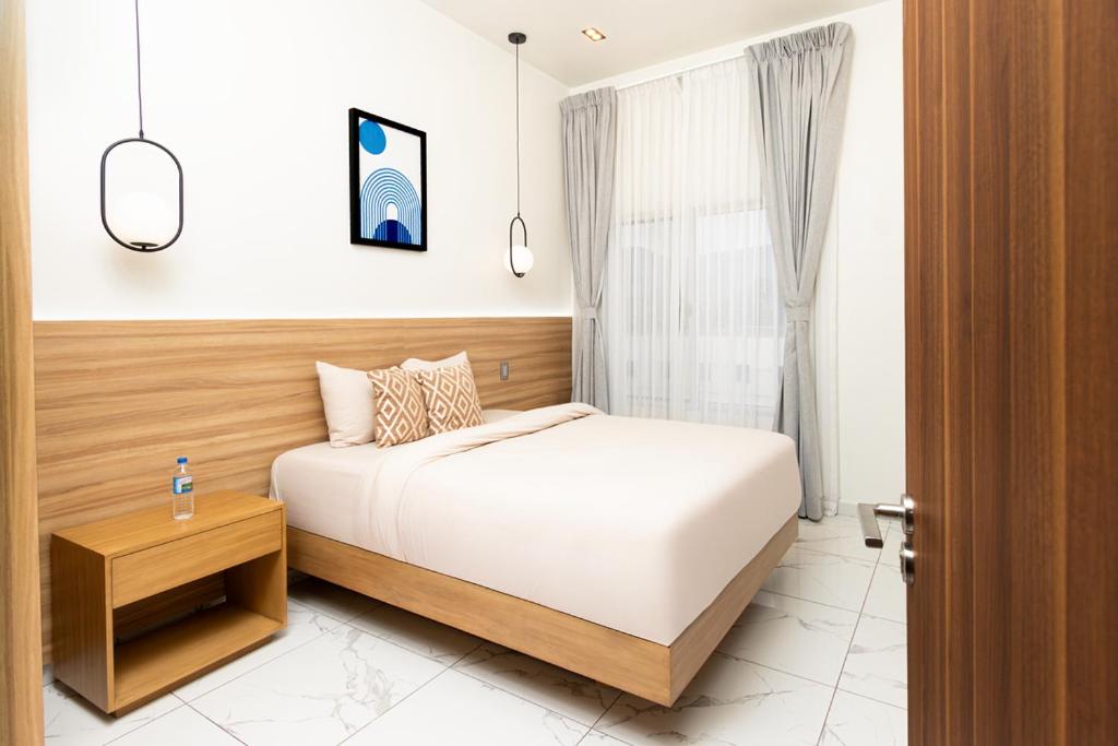 a bedroom with a bed and a window at Hotel H4 Olanchito in Olanchito