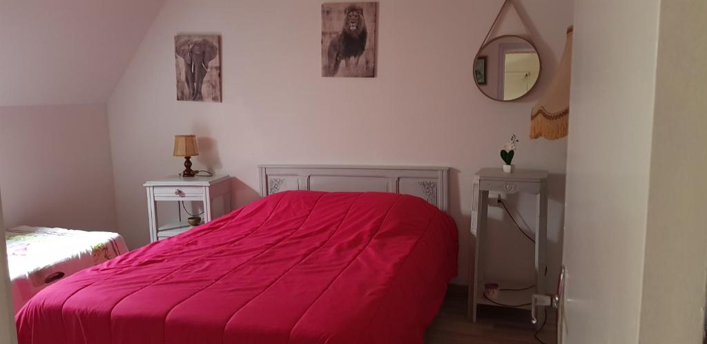 Colline-BeaumontMer, nature, acceuil的一间卧室配有红色的床、两张桌子和镜子
