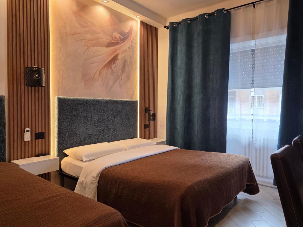 una camera da letto con un letto e una grande finestra di B&B Sol Romae a Roma