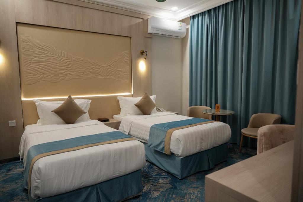 The High View Hotel - ذا هاي فيو في الباحة: غرفة فندقية بسريرين وطاولة