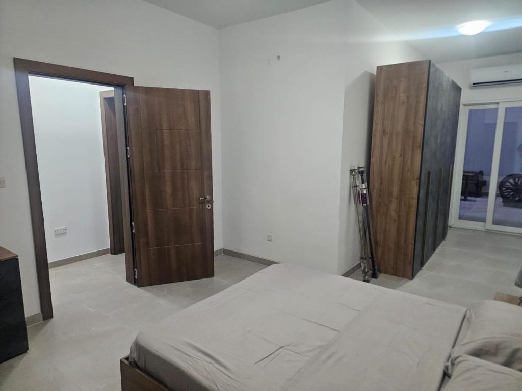 Una cama o camas en una habitación de Maisonette Gzira