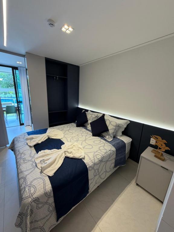 sypialnia z dużym łóżkiem i stołem w obiekcie Beach Class Summer Slin Térreo Garden w mieście Porto de Galinhas