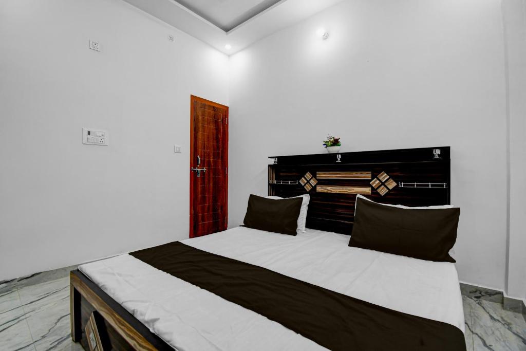 a bedroom with a large bed in a room at HOTEL O ROYAL SIDHAULI in Manwān