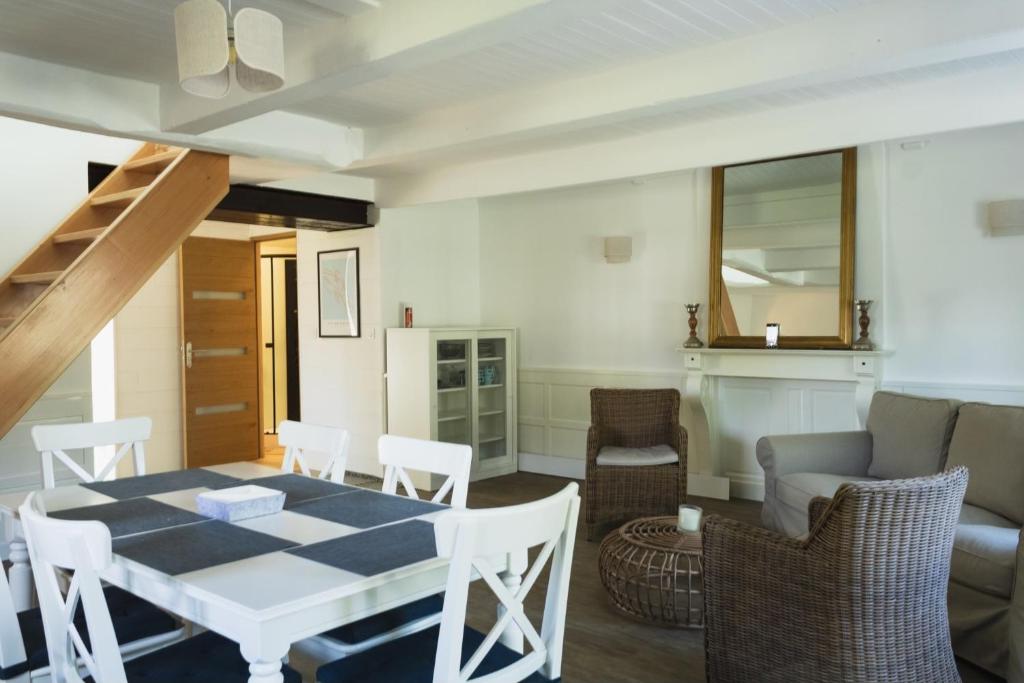 una sala da pranzo con tavolo e sedie di Ty pesker a Jouvente