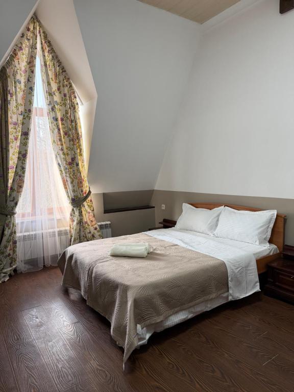 Ένα ή περισσότερα κρεβάτια σε δωμάτιο στο Номера в уютном отеле Sofia-Promenade