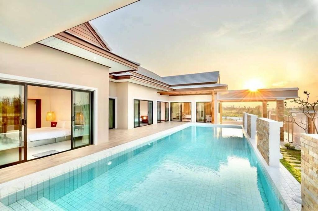 una piscina al centro di una casa di IRIN Hill Pool Villa Huahin Pranburi a Ban Nong Ban Kao