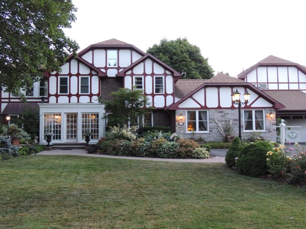 una casa grande con un patio verde en Ranger's Retreat Bed & Breakfast en Niagara on the Lake